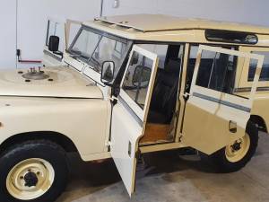 Image 22/30 of Land Rover 109 (1971)