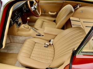 Image 33/50 de Jaguar E-Type (1968)