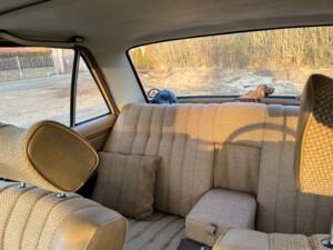 Bild 5/8 von Mercedes-Benz 200 (1975)