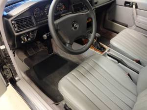 Bild 22/77 von Mercedes-Benz 190 E 2.6 (1992)