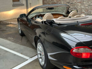 Image 63/75 de Jaguar XK8 4.0 (2000)