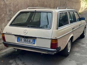 Image 12/15 of Mercedes-Benz 200 T (1983)