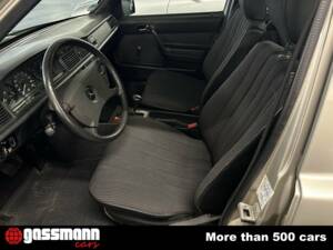 Image 7/15 of Mercedes-Benz 190 E (1985)
