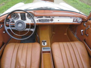 Image 9/17 of Mercedes-Benz 230 SL (1966)