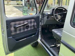 Image 18/55 of Mercedes-Benz 200 GE (SWB) (1990)
