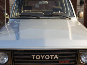 Image 2/100 of Toyota Land Cruiser HJ61 GX (1987)