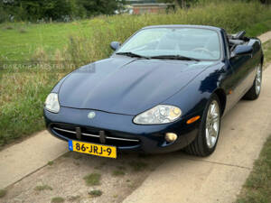 Image 5/100 de Jaguar XK8 4.0 (2000)