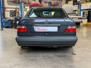 Image 7/14 of Mercedes-Benz E 500 (1994)