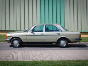 Immagine 3/29 di Mercedes-Benz 280 E (1983)