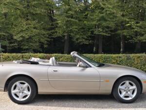 Image 13/36 of Jaguar XK8 4.0 (1998)