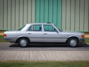 Image 4/32 de Mercedes-Benz 280 SE (1975)