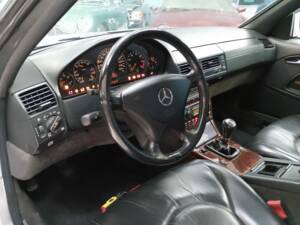 Imagen 14/46 de Mercedes-Benz SL 280 (1999)