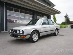 Image 2/59 of BMW 528i (1982)