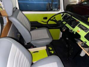 Bild 4/11 von Volkswagen T2b Camper (1977)