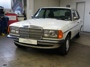 Image 8/33 of Mercedes-Benz 300 D (1984)