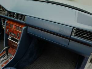 Image 19/69 of Mercedes-Benz E 320 (1994)