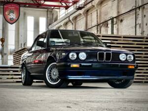 Immagine 2/86 di BMW 318i (1994)