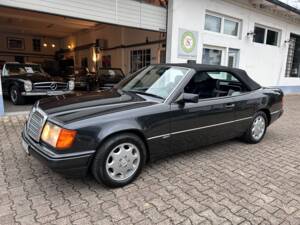 Image 20/28 de Mercedes-Benz 300 CE-24 (1993)