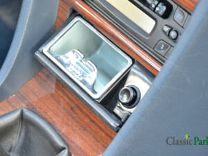 Image 39/50 of Mercedes-Benz 200 E (1991)