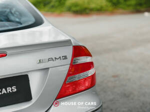 Image 19/47 of Mercedes-Benz CLK 55 AMG (2004)