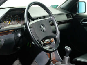 Image 19/40 of Mercedes-Benz 250 TD (1990)