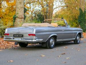 Image 7/50 of Mercedes-Benz 220 SE Cabriolet (1966)