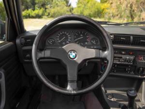 Image 53/70 of BMW 320i (1990)
