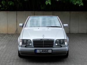 Image 7/69 of Mercedes-Benz E 320 (1994)
