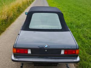 Image 17/21 de BMW 323i (1982)