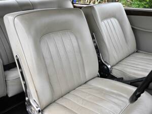Image 34/40 of Bristol 410 (1968)