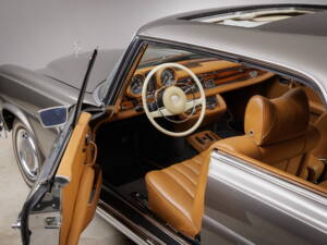 Image 17/46 of Mercedes-Benz 280 SE 3,5 (1971)