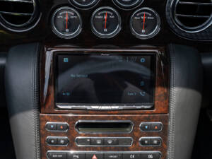 Image 21/31 of Bentley Azure T (2009)
