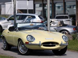 Image 7/35 of Jaguar E-Type (1967)