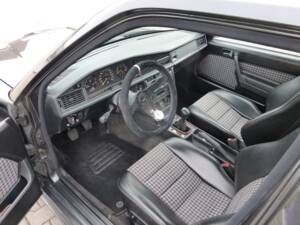 Image 5/8 of Mercedes-Benz 190 E 2.5-16V (1988)