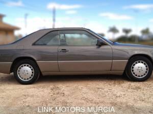 Immagine 3/10 di Mercedes-Benz 300 CE (1991)