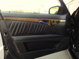 Image 34/98 of Mercedes-Benz E 63 AMG T (2008)