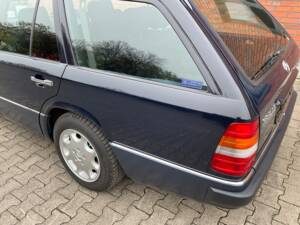 Image 136/149 of Mercedes-Benz 320 TE (1993)