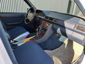 Image 4/6 of Mercedes-Benz 260 E 4-Matic (1987)