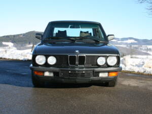 Image 18/65 of BMW 520i (1987)