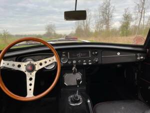 Image 2/6 of MG MGB GT (1973)