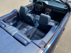 Image 28/31 of Mercedes-Benz E 220 (1994)