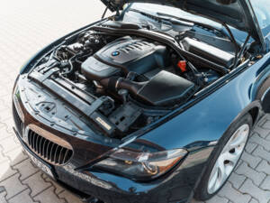 Image 16/19 of BMW 650i (2006)