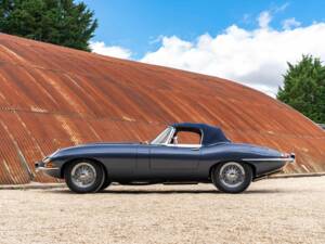 Image 14/27 of Jaguar Type E 4.2 (1965)