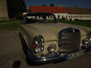 Image 6/73 de Mercedes-Benz 280 SE (1969)