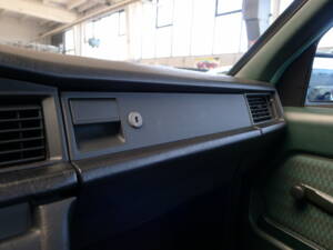 Bild 3/37 von Mercedes-Benz 190 E (1989)