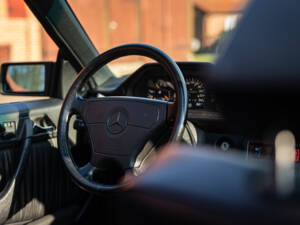 Image 34/44 de Mercedes-Benz 300 CE-24 (1993)