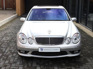 Image 3/84 de Mercedes-Benz E 55 AMG (2002)