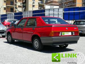 Image 2/10 de Alfa Romeo 75 1.6 (1988)