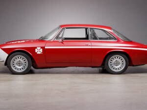 Bild 4/30 von Alfa Romeo Giulia 1300 GT Junior (1974)