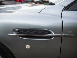 Image 26/38 of Aston Martin V12 Vanquish (2003)